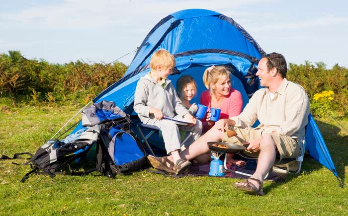 Gerade kleine Kinder benötigen kaum spezielle Campingartikel, für sie ist der ganze Urlaub ein großes Abenteuer. ( Foto: Adobe Stock - IULIIA ) 