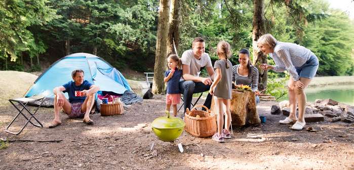 Camping mit der Familie: Welches Camping Zubehör darf nicht fehlen? ( Foto: Adobe Stock - Halfpoint )