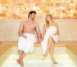 Ideale Ausstattung für den Wellnessurlaub: Das macht den perfekten Bademantel aus ( Foto: Adobe Stock - Studio Romantic )