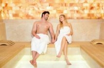 Ideale Ausstattung für den Wellnessurlaub: Das macht den perfekten Bademantel aus ( Foto: Adobe Stock - Studio Romantic )