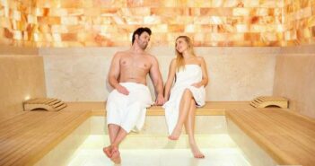 Ideale Ausstattung für den Wellnessurlaub: Das macht den perfekten Bademantel aus ( Foto: Adobe Stock - Studio Romantic )