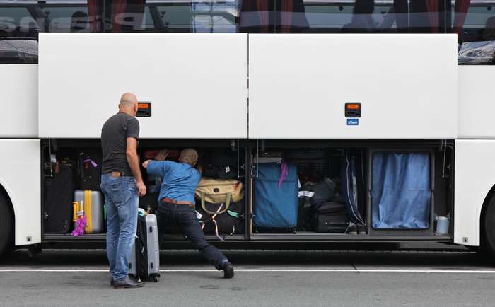  Wer sich statt für Flug- für Busreisen entscheidet, geht hierbei auf Nummer sicher. Das Gepäck ist direkt an Bord.  ( Foto: Adobe Stock -  Björn Wylezich )