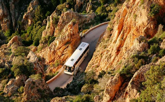 Die Preise für Reisen mit dem Bus sind je nach Reiseunternehmen verschieden, teilweise sind sogar sehr große Unterschiede erkennbar. ( Foto: Adobe Stock - mattei ) 