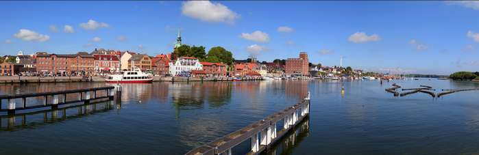 Kappeln ist sehr sehenswert ist die Schiffsbrücke, die sich jede Stunde einmal für die Schiffe öffnet. Dann ragen die Fahrbahnen der Bundesstraße in die Höhe. ( Foto: Adobe Stock -  Andreas Edelmann )