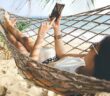 Urlaub mit Smartphone: Schutz vor Wasser, Diebstahl und Stürzen ( Foto: Adobe Stock-Peera)