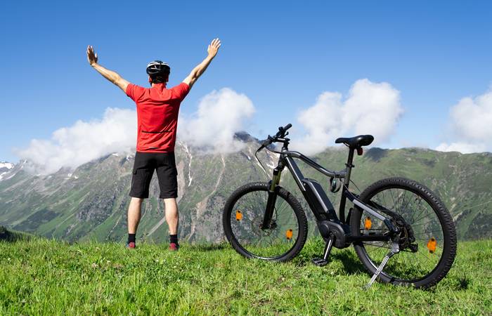 Was ist im Alltag besser, das Fahrrad oder das E-Bike? Und welche Variante ist für Reisen empfehlenswerter? ( Foto: Adobe Stock-Andrey Popov)