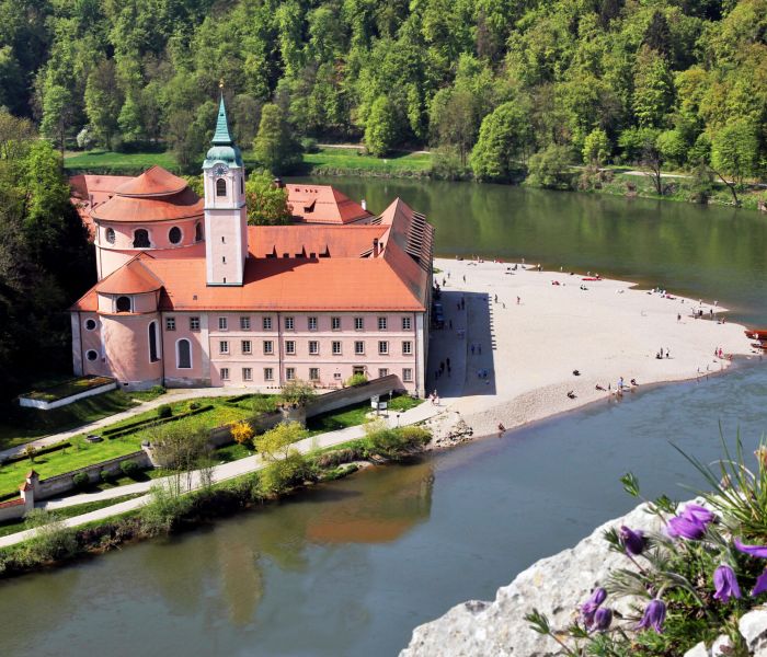 Das Kloster Weltenburg begeistert nicht nur mit seiner atemberaubenden Lage im Donaudurchbruch, sondern auch mit seinen unverwechselbaren Biersorten und traditionellen Schmankerln. (Foto: AdobeStock - MyWorld)