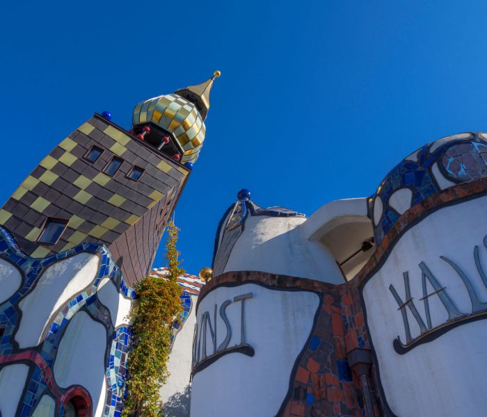 Im KunstHaus Abensberg: Eine Ausstellung, die Friedensreich Hundertwasser würdigt. (Foto: AdobeStock - pwmotion 375172110)