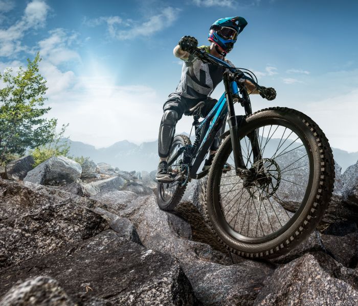 Adrenalin pur: Ein wagemutiger Mountainbiker bezwingt einen steinigen Pfad. (Foto: AdobeStock - Alex 220371915)