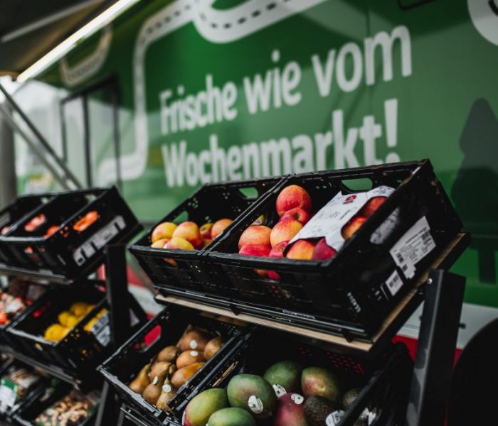 Frische und regionale Lebensmittel werden im Einkaufs-Bus zum Verkauf angeboten. (Foto: REWE)
