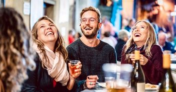 Winzer und Gastronomen präsentieren beste Weine Winzer und Gastronomen präsentieren beste Weine (Foto: AdobeStock - Mirko Vitali 431546008)