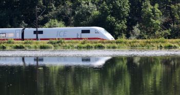 Mehr Urlaubstage für klimaschonendes Reisen bei Allianz pro Schiene Allianz pro Schiene motiviert Beschäftigte zu umweltfreundlichem (Foto: AdobeStock - Mario 663465486)
