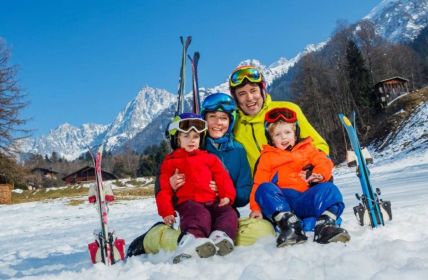 Spar-Tipps für deinen Skiurlaub: Geld sparen beim Skifahren (Foto: AdobeStock 617927202 Sergey Novikov)
