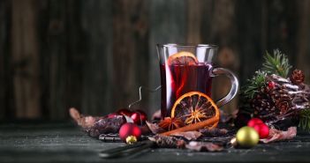 Vielfältige Auswahl: Bio, vegan oder nach alten Rezepten – Glühwein für jeden Deutsche Weinerzeuger bieten vielfältige Glühweinvarianten (Foto: AdobeStock - Jenny Sturm 227738573)