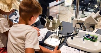 Ofen- und Keramikmuseum Velten: Kinder formen ihre eigenen Ton-Gefäße Herbstferien in Brandenburg: Kinder entdecken optische Täuschungen im Optik Industrie Museum (Foto: Kulturzentrum Rathenow)