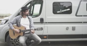 Einzigartige Konzerttour: Tom Hauser begeistert mit Musik und (Foto: Etrusco GmbH)