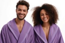 Unterwegs mit dem Luxus-Bademantel: Damen setzen modische Akzente in Sauna und Spa (Foto: AdobeStock - 723977861 Anastasiia)