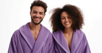 Unterwegs mit dem Luxus-Bademantel: Damen setzen modische Akzente in Sauna und Spa (Foto: AdobeStock - 723977861 Anastasiia)