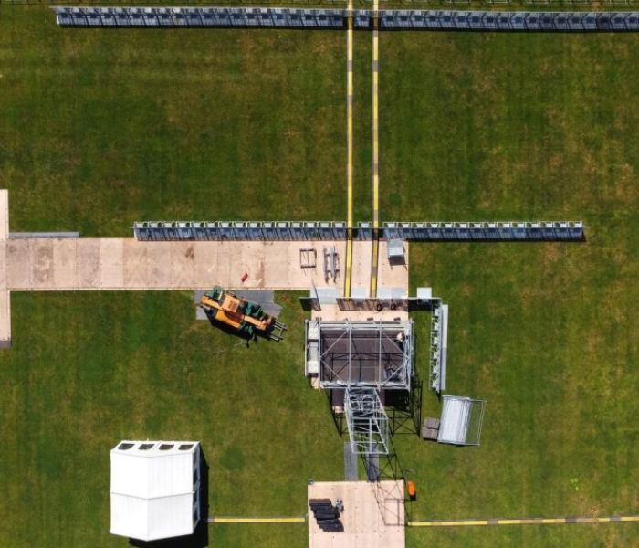 Drohnenaufnahme einer Aufbaufläche im Stadion (Foto: Bredenoord)