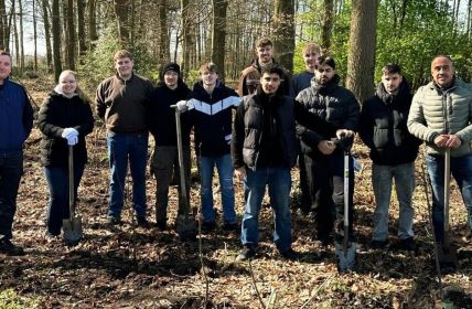 Auszubildende pflanzen 200 Bäume für widerstandsfähige Mischwälder in (Foto: Albaad Europa)