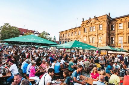Erlanger Weinfest begeistert mit 40 Winzern und regionalen (Foto: Erlanger Tourismus und Marketing Verein e.V.. Zametzer und Krohn)