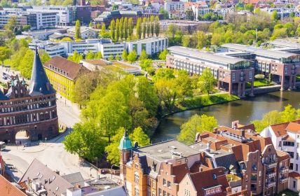 Lübeck startet intelligentes Verkehrsnetz mit datenschutzkonformer Echtzeit-Kameras und (Foto: AdobeStock - angelus_liam - 157858267)