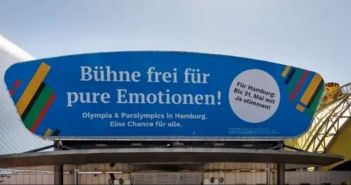 Blaues Riesenschild am Musical Boulevard wirbt für Olympia-Bewerbung (Foto: Morris MacMatzen)