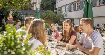 Sommerliche Biergartensaison in Konstanz: Kastanien, Wasserblick und regionale (Foto: MTK. Dagmar Schwelle)