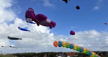 Familien-Drachenfest am Trockenstrand Upleward lockt mit bunten Drachenflügen, (Foto: Touristik GmbH Krummhörn-Greetsiel)