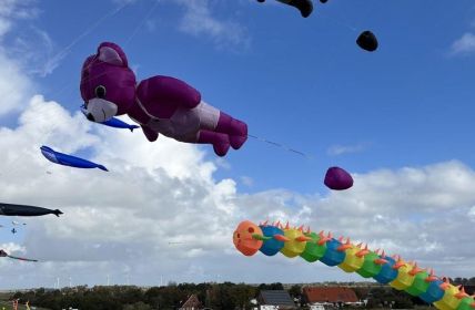Familien-Drachenfest am Trockenstrand Upleward lockt mit bunten Drachenflügen, (Foto: Touristik GmbH Krummhörn-Greetsiel)